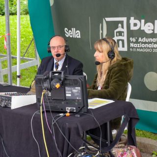 Il direttore de L'Alpino Massimo Cortesi durante la diretta Rai.